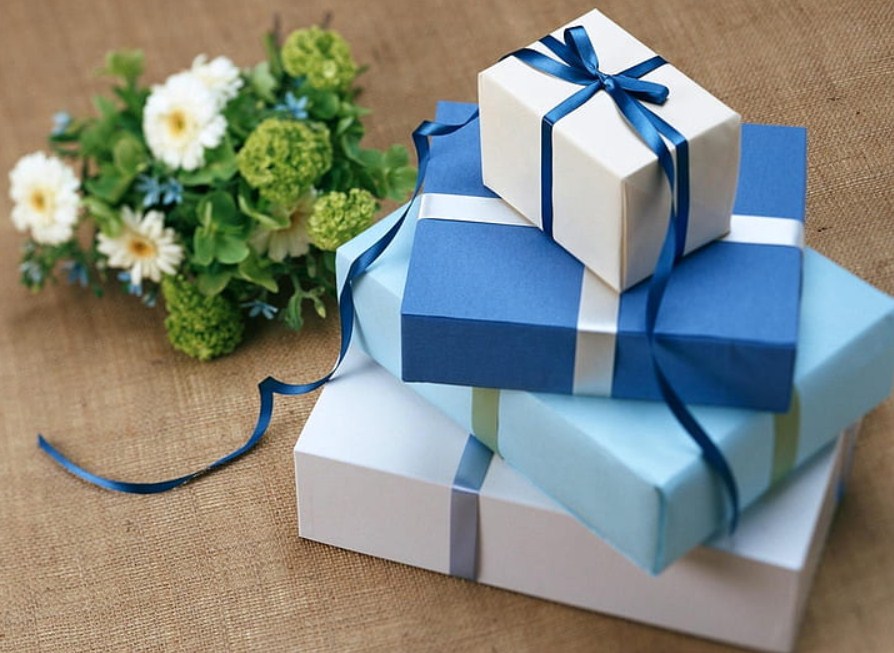 why-should-you-give-gifts-inscmagazine