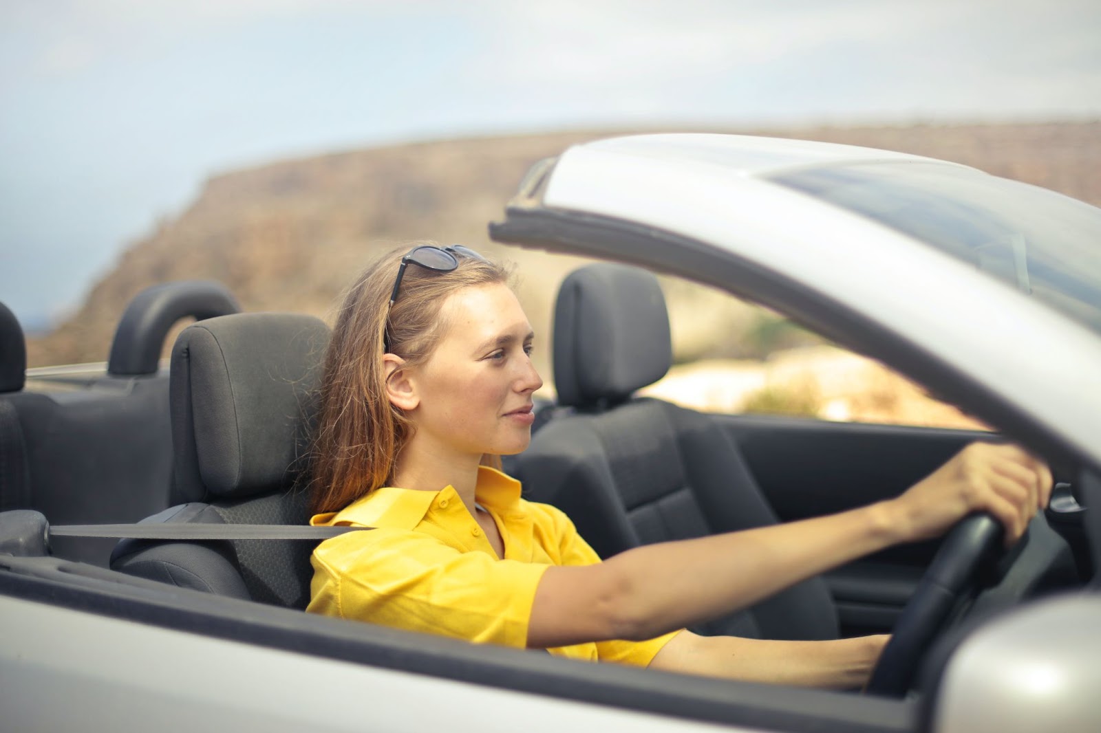 She is driving a car. За рулем автомобиля. Женщина за рулем. Женщина водитель. Водитель женщина красивая.